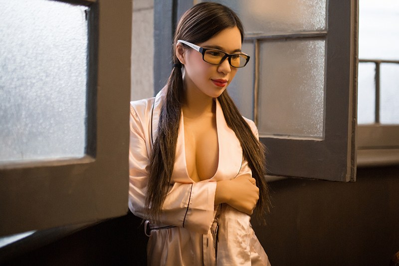 少妇王紫制服难掩凹凸有致好身材(图6)