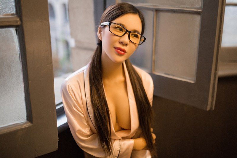 少妇王紫制服难掩凹凸有致好身材(图8)