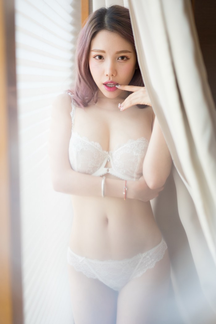 绝美佳人妮小妖蕾丝内衣秀白嫩豪乳(图40)