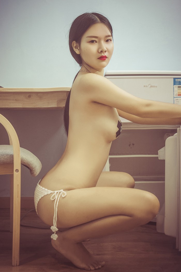 冷艳少女肤如凝脂撩衣揉胸太致命(图19)