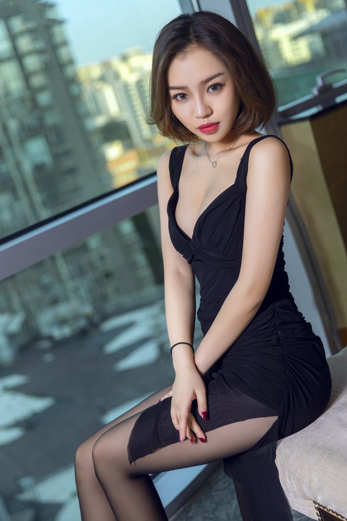 短发女神杜菲菲迷人黑丝春光乍泄(图4)