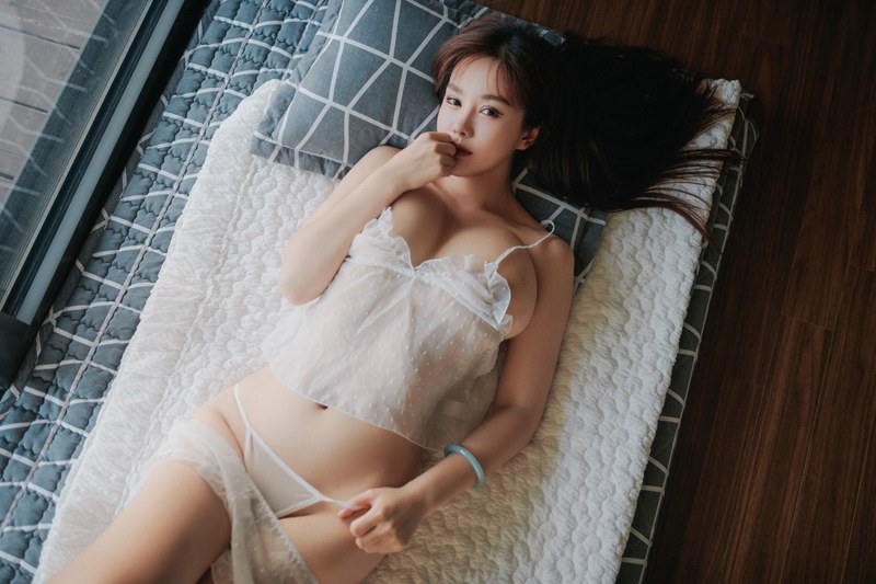 一代乳神易阳情趣薄纱丰满上围盖不住(图16)