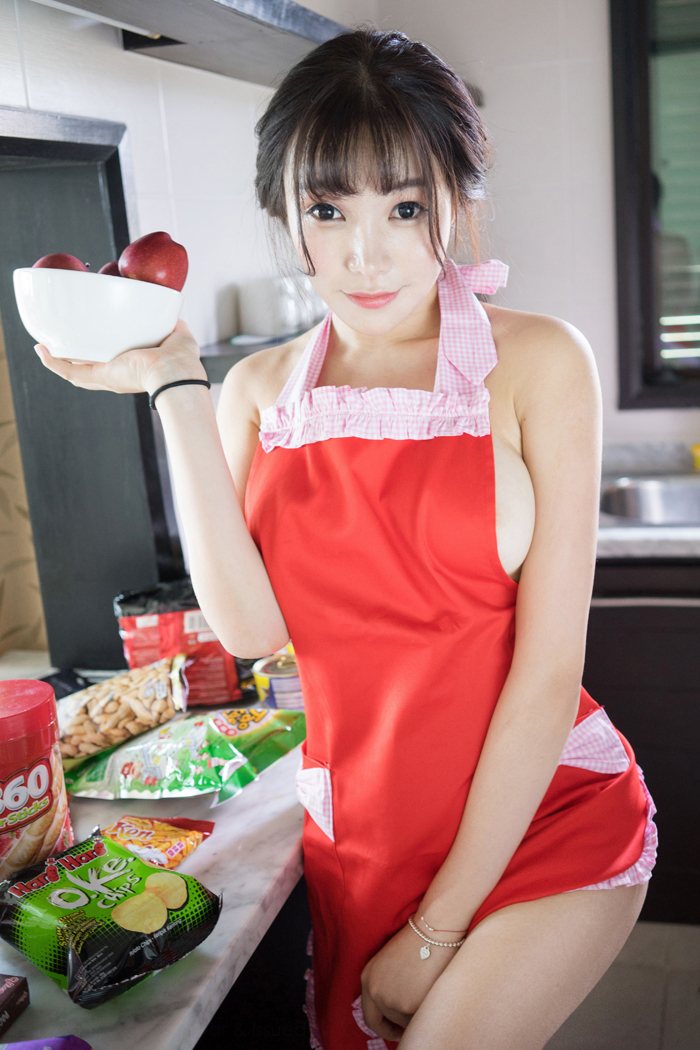 美味厨娘芝芝裸身围裙打湿巨乳侧漏(图10)