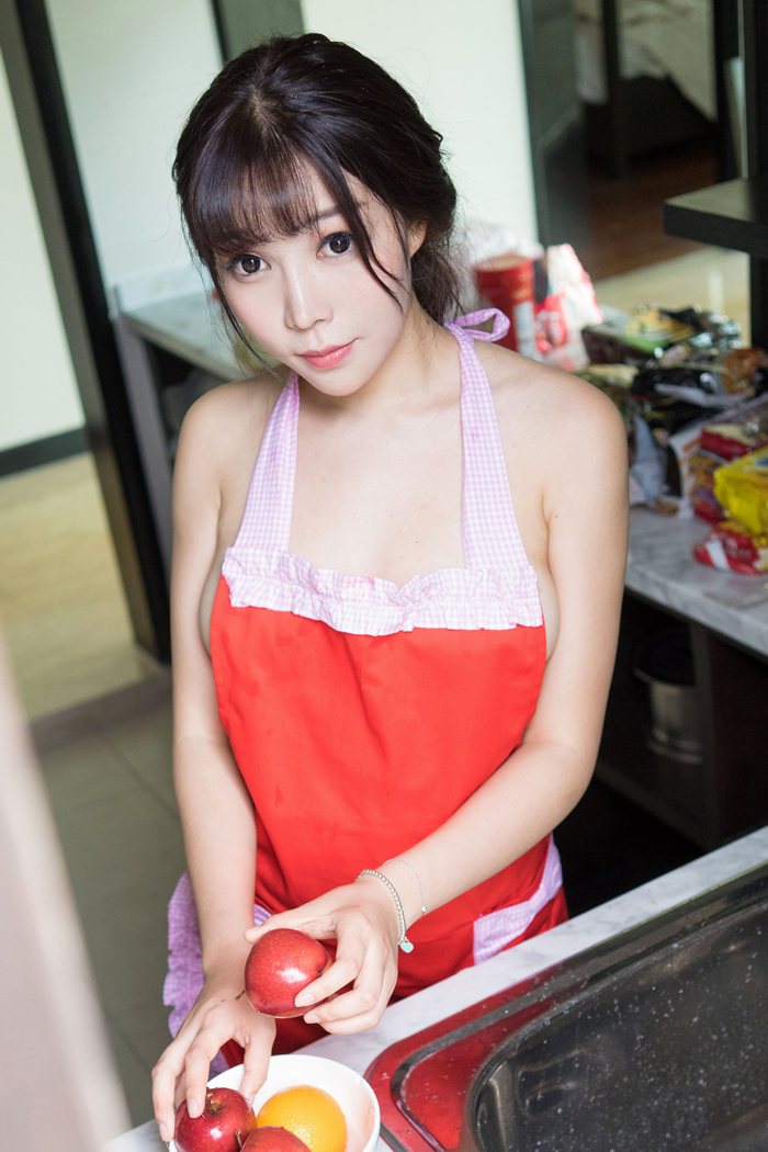 美味厨娘芝芝裸身围裙打湿巨乳侧漏(图15)