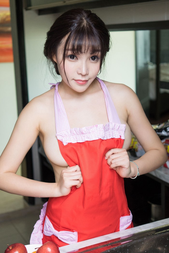 美味厨娘芝芝裸身围裙打湿巨乳侧漏(图16)