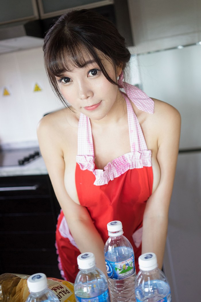 美味厨娘芝芝裸身围裙打湿巨乳侧漏(图30)