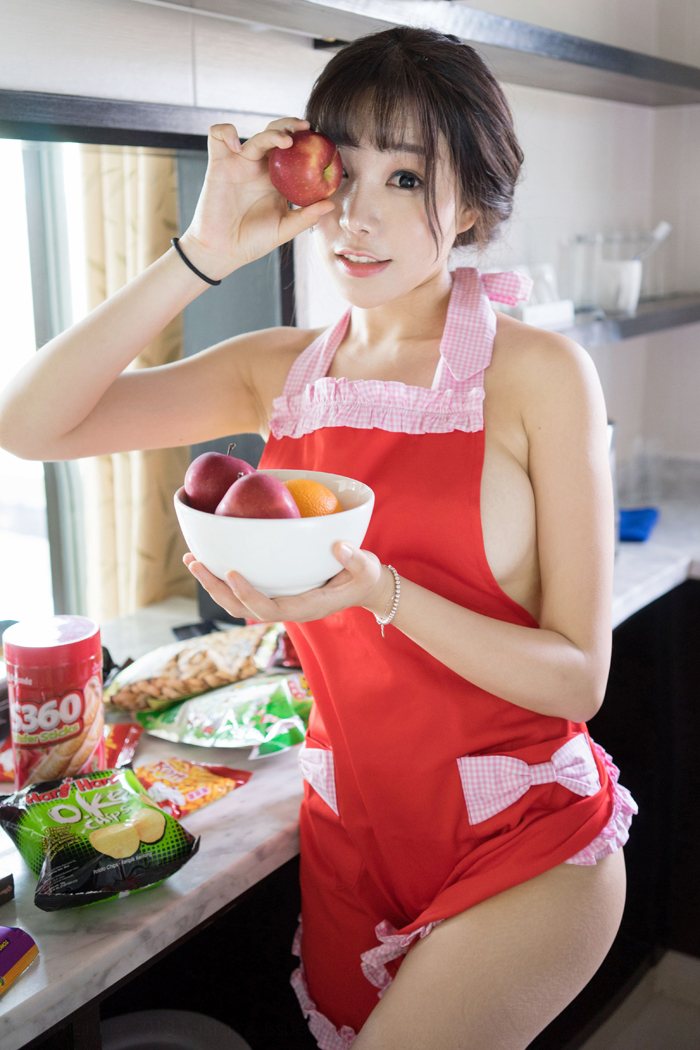 美味厨娘芝芝裸身围裙打湿巨乳侧漏(图9)