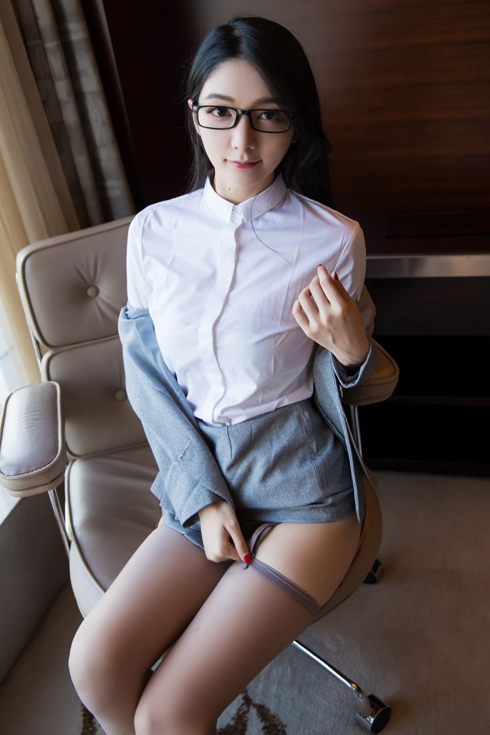 俏秘书小热巴和老板出差车内身姿婀娜(图18)