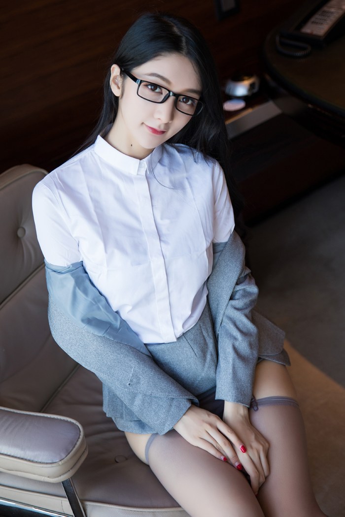 俏秘书小热巴和老板出差车内身姿婀娜(图19)