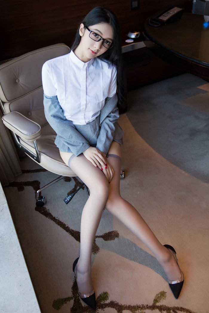 俏秘书小热巴和老板出差车内身姿婀娜(图20)