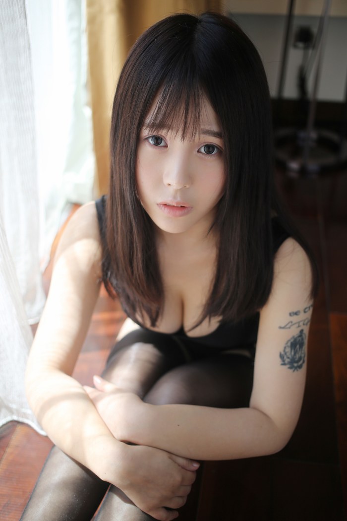 冷淡人妻艾莉前凸后翘黑丝包裹美腿(图33)