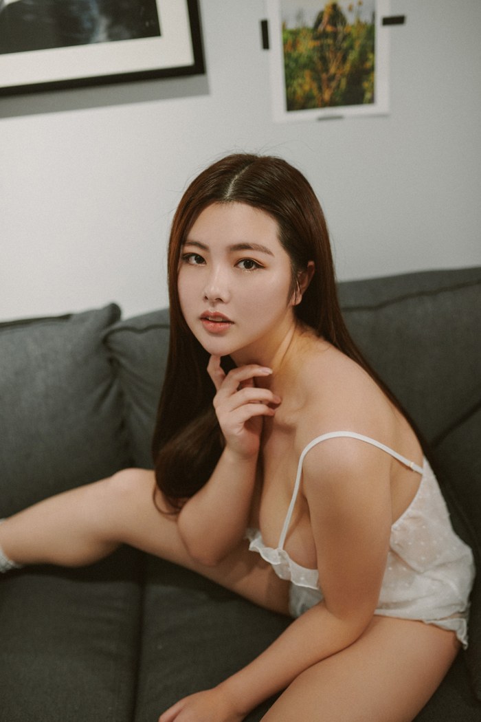 风韵少妇娜露饱满胸脯水嫩肌肤撩人(图9)