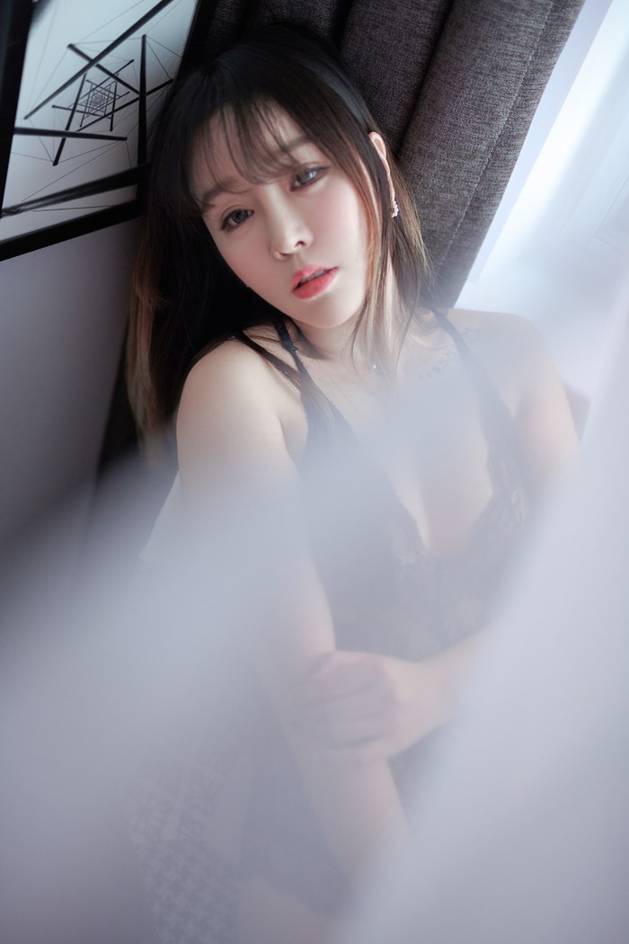 绝美女神王雨纯白皙玉体横陈床榻(图5)