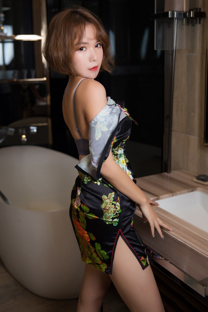 人妻雅雯绣花旗袍好短丰满翘臀吸睛(图5)