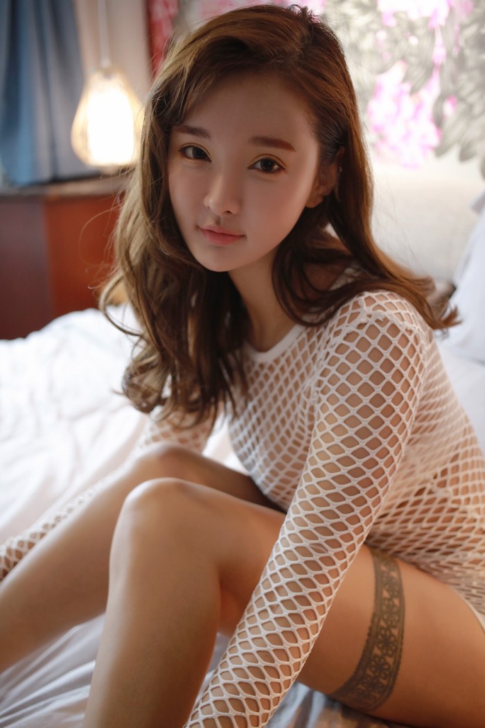 呆萌少女佳佳撩衣瞬间巨乳暴露无遗(图17)