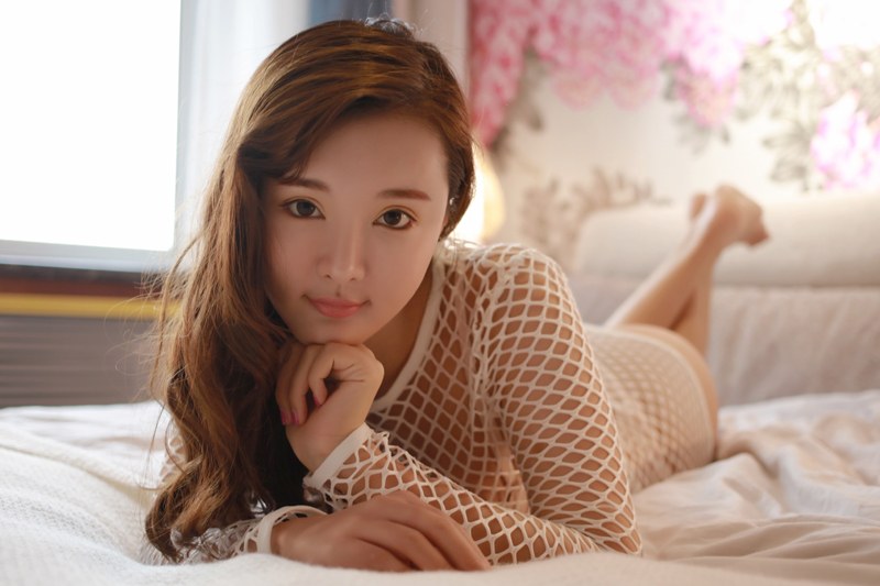 呆萌少女佳佳撩衣瞬间巨乳暴露无遗(图41)