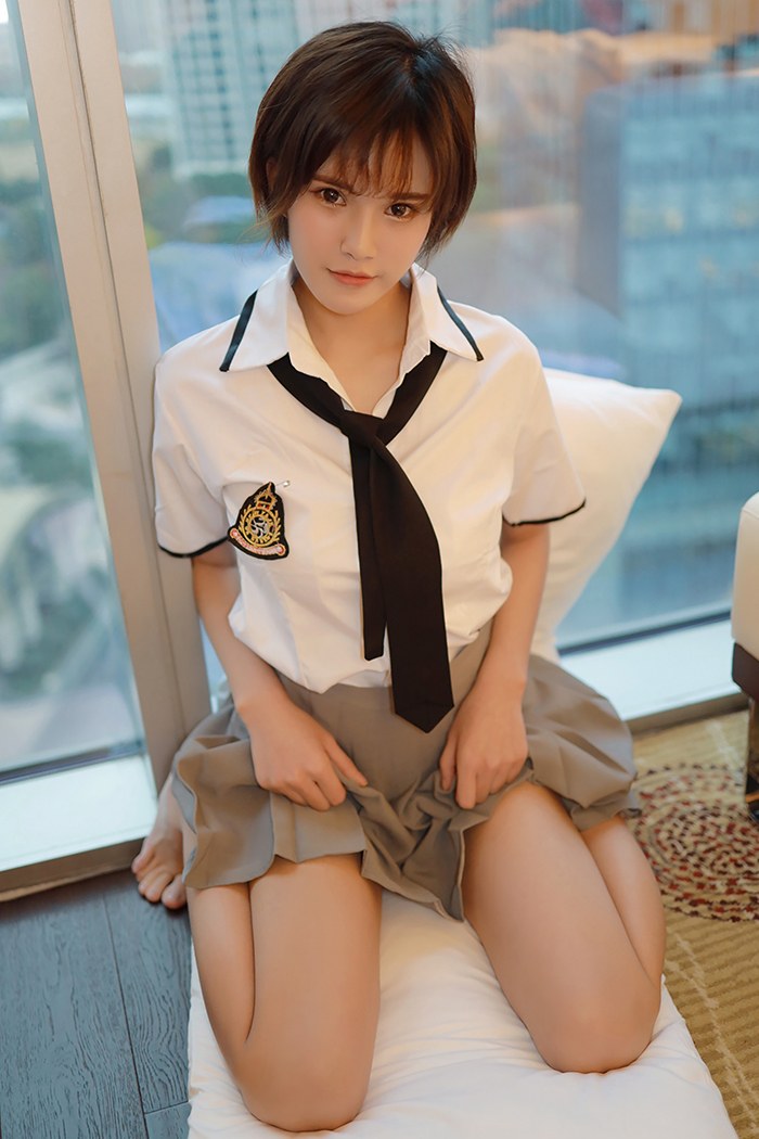 短发女郎小姿学生装如玉胴体分外诱人(图12)