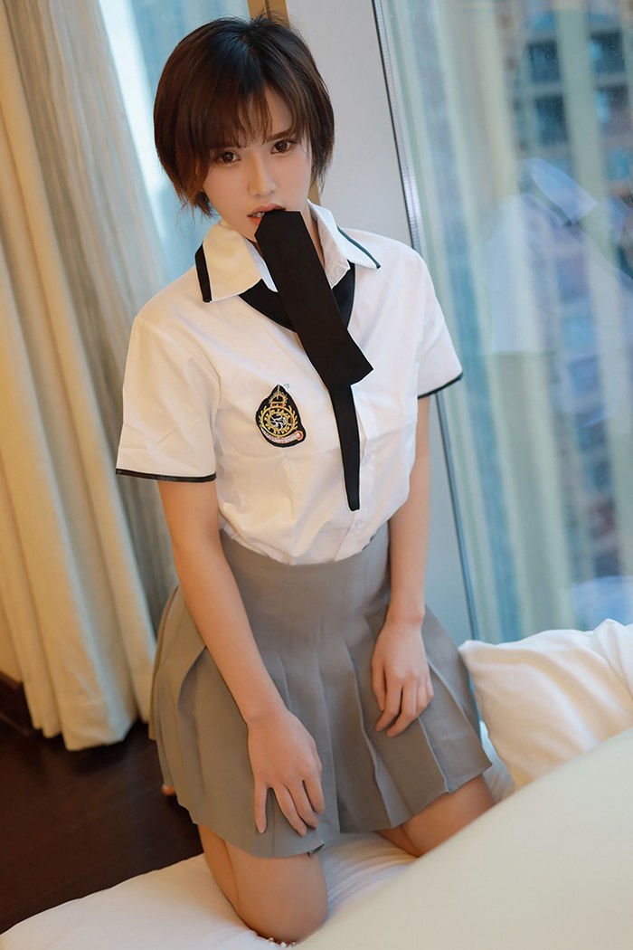 短发女郎小姿学生装如玉胴体分外诱人(图13)