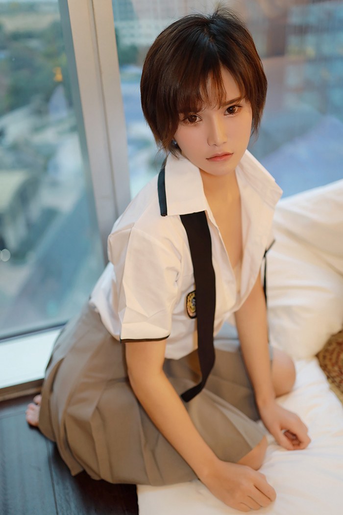 短发女郎小姿学生装如玉胴体分外诱人(图17)