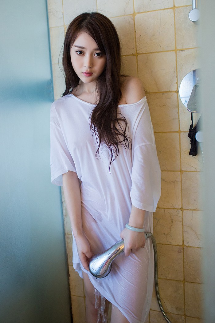 性感御姐赵小米泳装台球一杆进洞(图18)