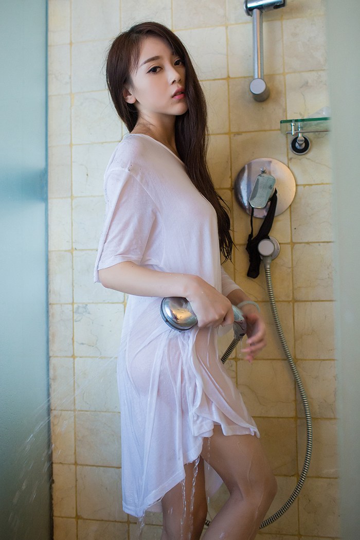 性感御姐赵小米泳装台球一杆进洞(图19)