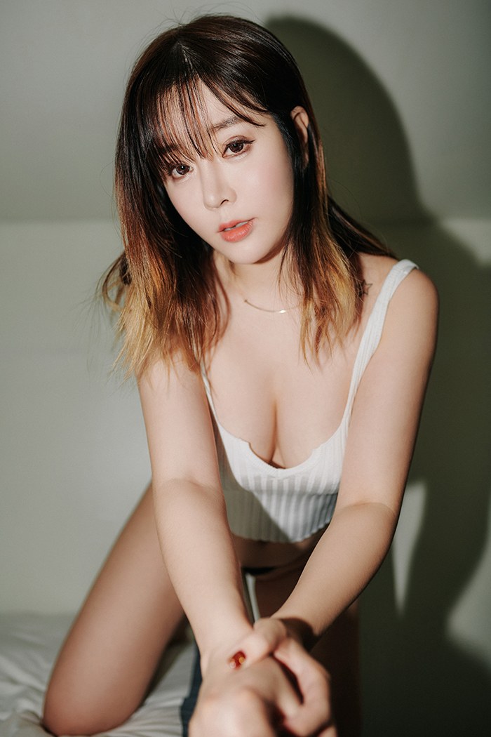 绝色嫩模王雨纯搔首弄姿眼神勾人(图32)