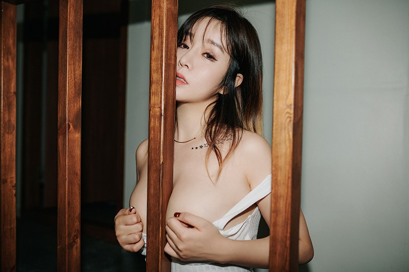 绝色嫩模王雨纯搔首弄姿眼神勾人(图57)