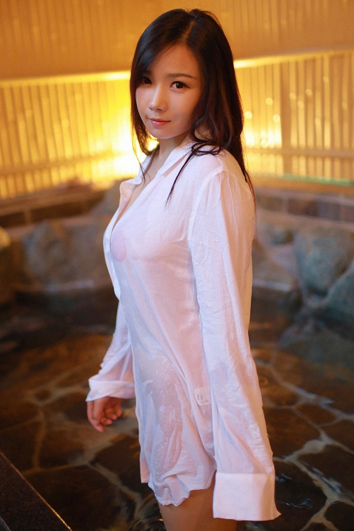 邻家妹妹徐微微湿身白衬衫贴身诱惑(图5)